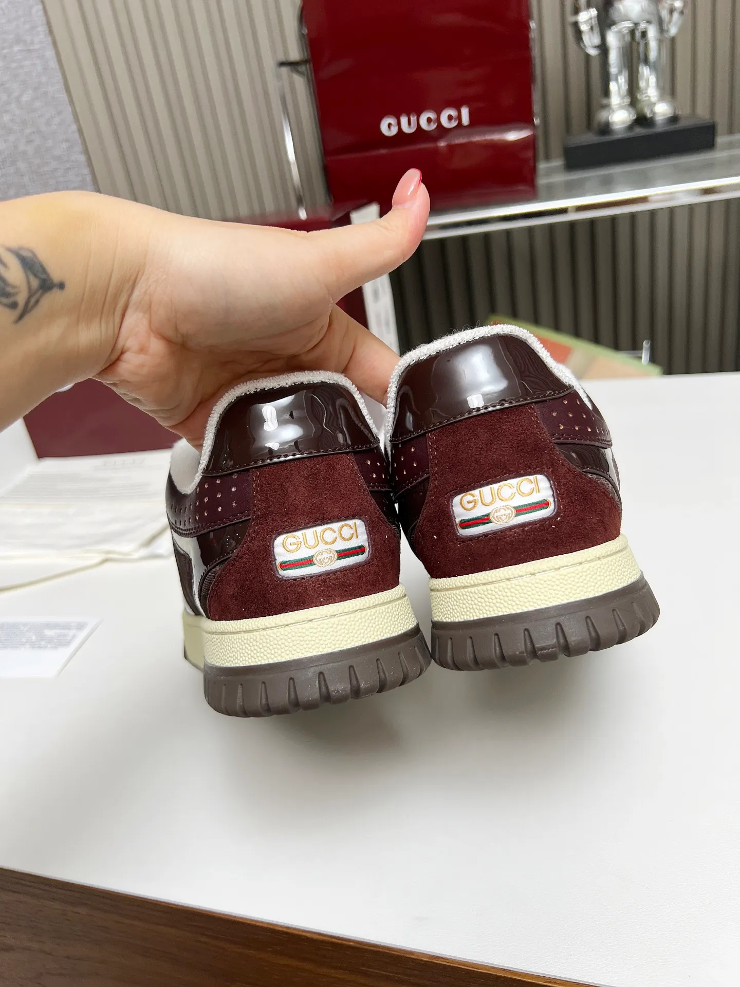 [G Home] P: 600💰 Couple size: Female 35-40. Male 39-44 (45 custom-made) 🆕2025.GUCC Gucci original order quality The latest popular high and low top aged couple sneakers series shipped original purchase development and production, this high and low top sneakers adopt a basketball-style silhouette design, cleverly integrated with hollow panels and distressed effects, showing unique ingenuity. The ingenuity incorporates brand logo details such as interlocking Double G styling accessories and Gucci lettering, a low-key tribute to the brand's design heritage. Exquisite packaging at the delivery counter 🛍📦 ▪️ Fabric: Original customized imported first-layer cowhide ▪️ Inner lining: Imported first-layer cowhide ▪️ Sole: Original molded two-color TPU sole ▪️ Sole thickness: 3cm